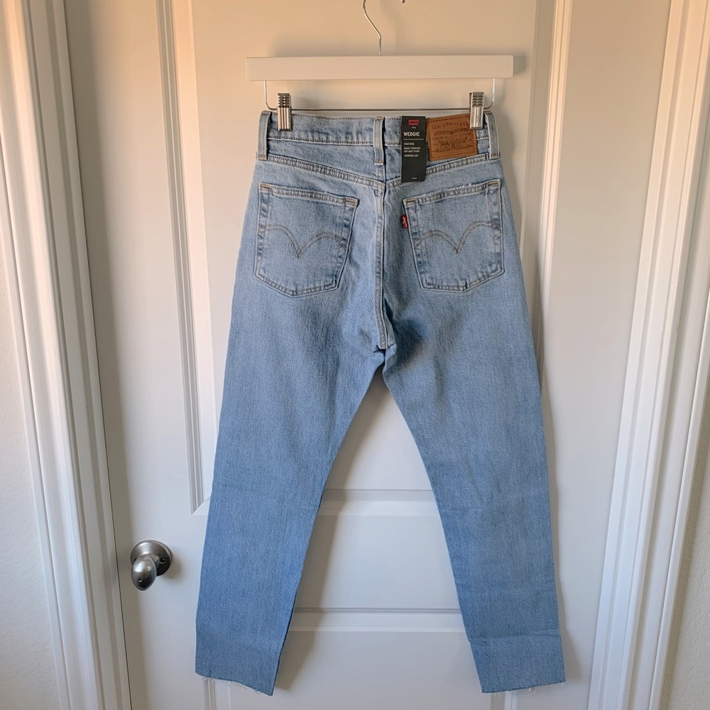 $20 ALL LEVIS ⭐️ Levi’s Wedgie Icon jean in Tango Talks light wash - Picture 9 of 10